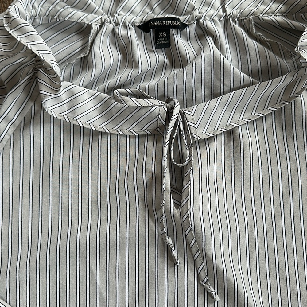 Banana Republic white, tan and black ruffle tie neck and sleeve blouse - Picture 11 of 12
